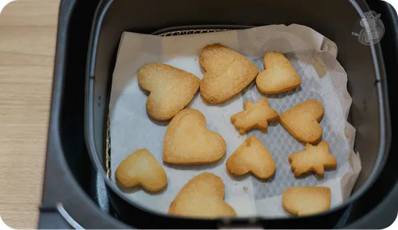 ciasteczka pieczone na ruszcie i papierze do pieczenia w air fryerze